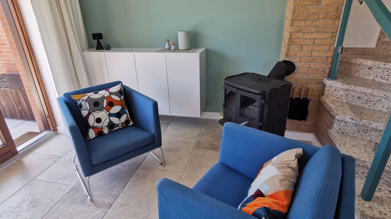 Sitzen am Kamin mit Ausgang zur Terrasse Sitzen am Kamin mit Ausgang zur Terrasse